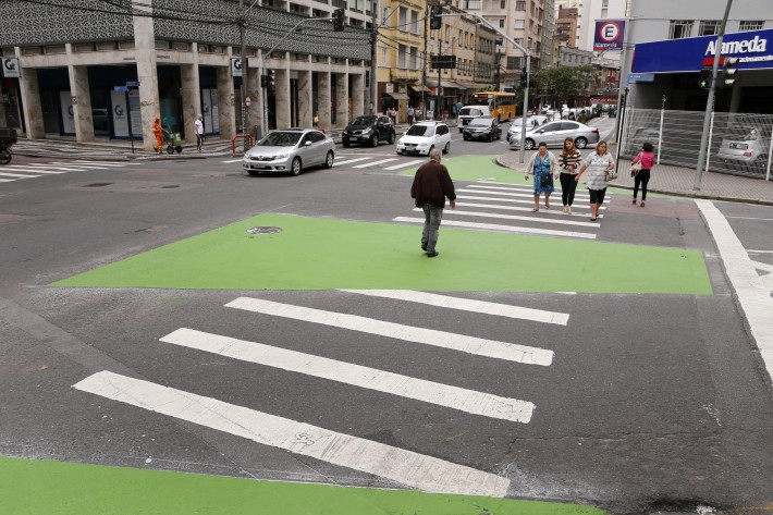 Curitiba adota solução nova-iorquina de calçadas verdes para incentivar deslocamentos a pé na região central Curitiba adota solução nova-iorquina de calçadas verdes para incentivar deslocamentos a pé na região central
