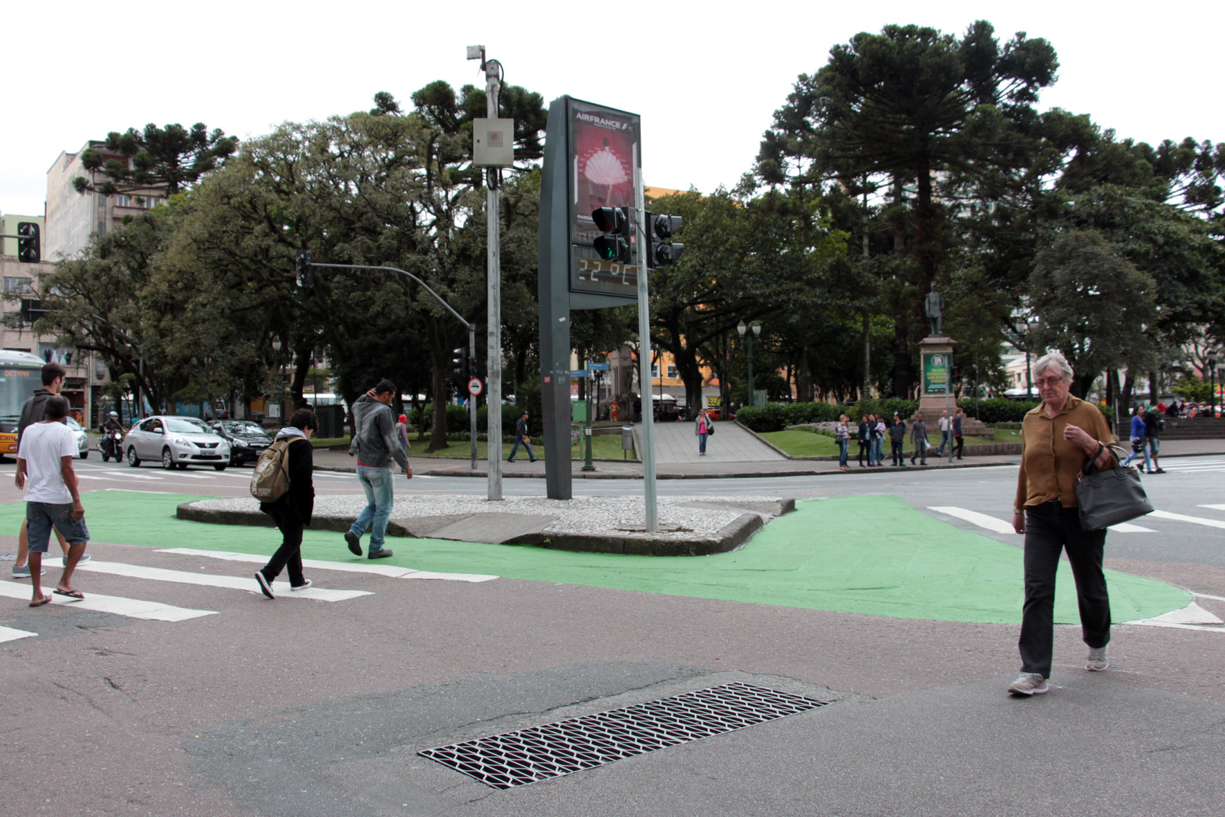 Curitiba adota solução nova-iorquina de calçadas verdes para incentivar deslocamentos a pé na região central Curitiba adota solução nova-iorquina de calçadas verdes para incentivar deslocamentos a pé na região central