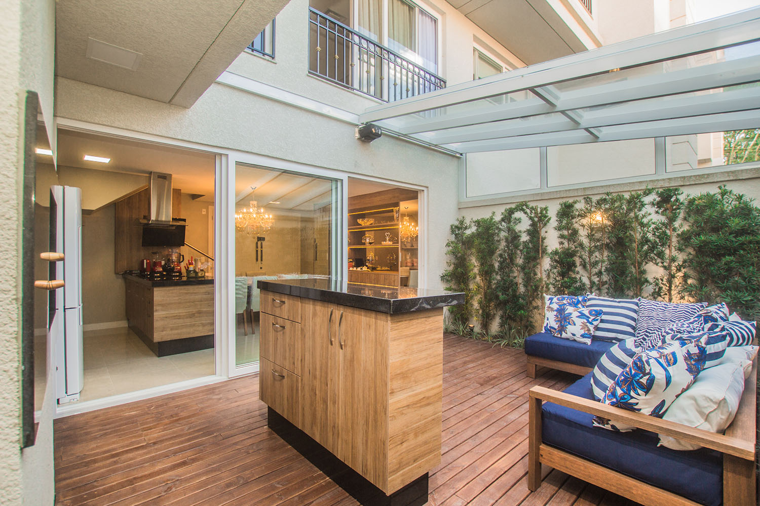 Deck externo intregrado ao espaço gourmet. Fotos: Natasha Bagatoli