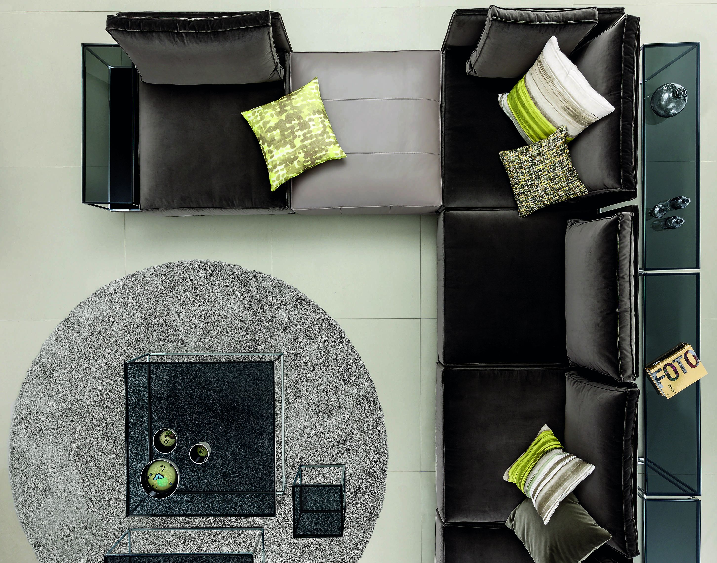 Tons parecidos, pertencentes à mesma família cromática, ajudam a harmonizar o ambiente. A opção é deixar a cor para os detalhes, como as almofadas da foto.
Jab Forniture/Divulgação Tons parecidos, pertencentes à mesma família cromática, ajudam a harmonizar o ambiente. A opção é deixar a cor para os detalhes, como as almofadas da foto.
Jab Forniture/Divulgação