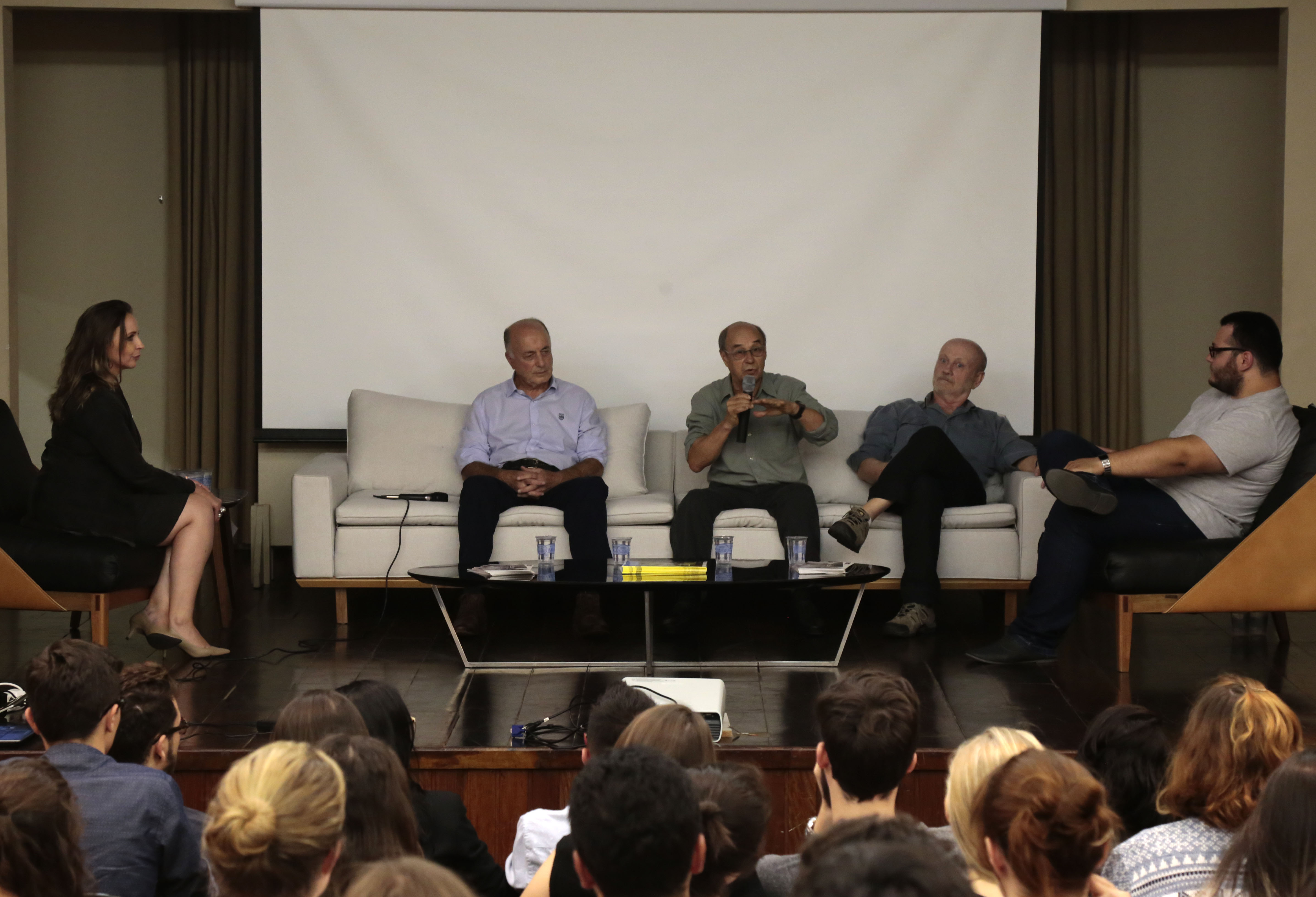 Abrão Assad, Osvaldo Navaro e Alan Cannell (todos no sofá) durante evento No Sofá da Haus, que foi conduzido por Larissa Jedyn, editora da Haus e pelo repórter Luan Galani. 
Fotos: Pedro Serápio / Gazeta do Povo. 