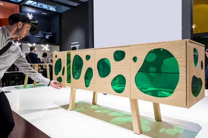 Armário Aquário dos Irmãos Humberto e Fernando Campana, para a marca espanhola BD Barcelona Design. Foto: Salão Internacional do Móvel 2016/Divulgação Armário Aquário dos Irmãos Humberto e Fernando Campana, para a marca espanhola BD Barcelona Design. Foto: Salão Internacional do Móvel 2016/Divulgação
