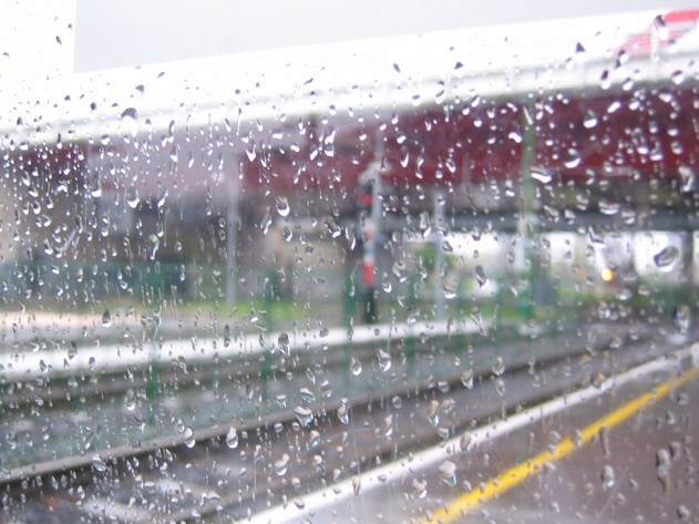 Reaproveitamento da água da chuva das paredes pode ser mais eficiente. Foto: Rocko Rocko/Free Images/Divulgação