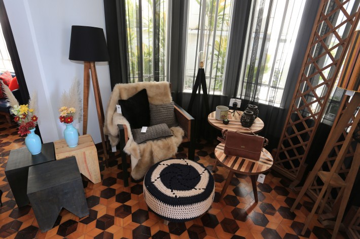 Muitas peças foram desenhadas pelas arquitetas com reaproveitamento de madeira. 