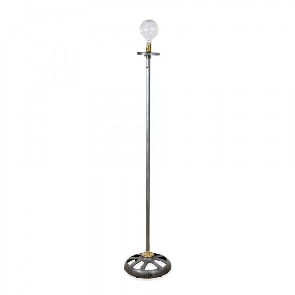 Com design exclusivo da Ignis para a Desmobília, a luminária industrial de chão 4535 é bivolt e tem detalhes em latão. R$ 2.200. Com design exclusivo da Ignis para a Desmobília, a luminária industrial de chão 4535 é bivolt e tem detalhes em latão. R$ 2.200.