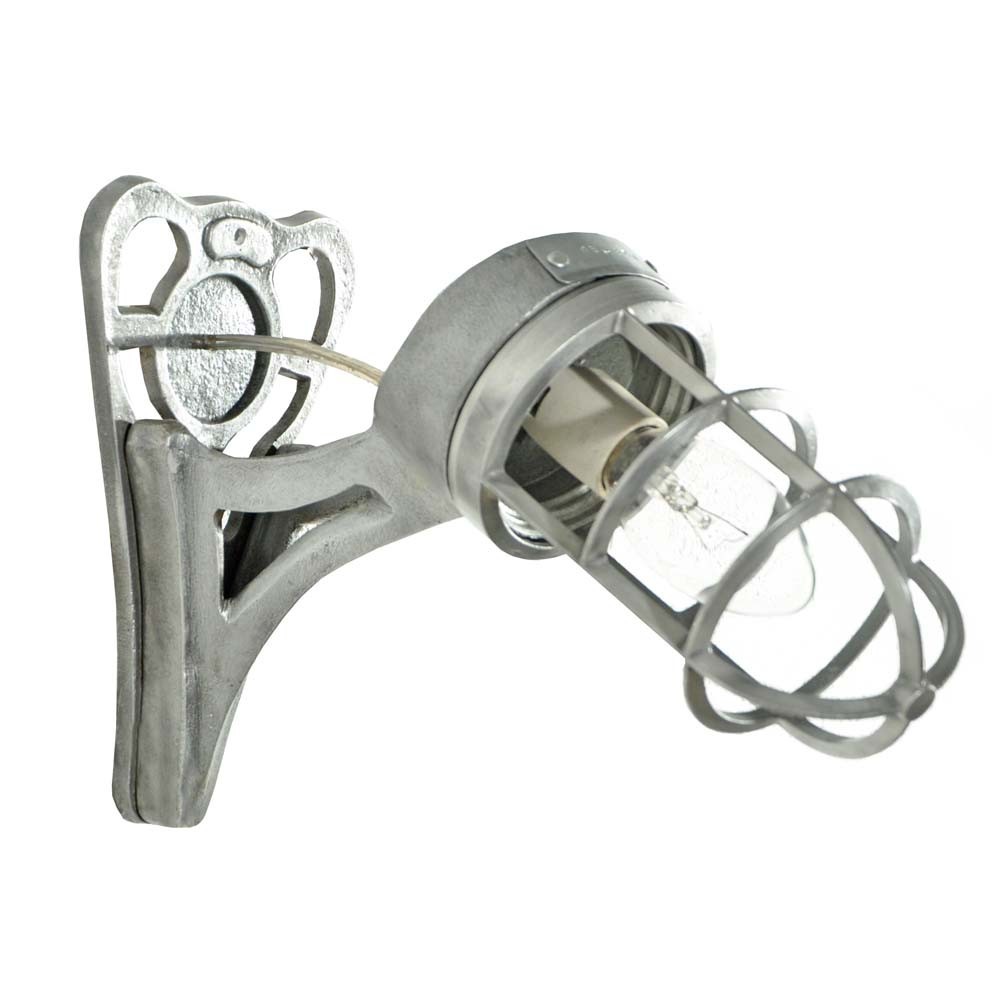 A Wall Lamp é uma luminária de parede bivolt com estilo industrial feita em metal. Uma peça única da Desmobília, R$ 750. A Wall Lamp é uma luminária de parede bivolt com estilo industrial feita em metal. Uma peça única da Desmobília, R$ 750.