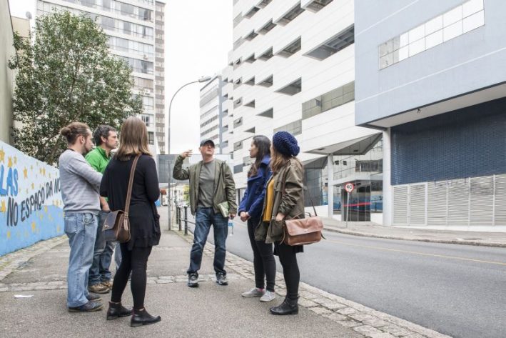 Coletivo quer “humanizar” área central degradada Caminhada do projeto Atelier de Rua para avaliar qual rua receberá a primeira intervenção do grupo em Curitiba. Foto: Letícia Akemi/Gazeta do Povo