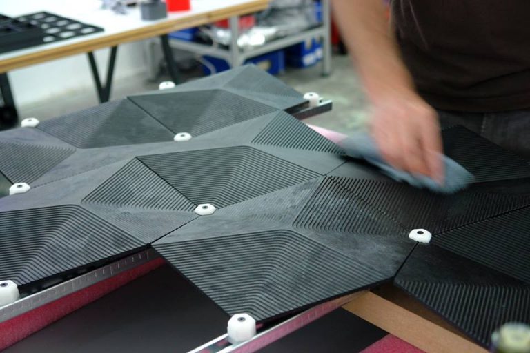 Módulos feitos com HexChar, material desenvolvido pelo escritório alemão Elegant Embellishments que consome CO2 durante sua produção. Foto: Divulgação Elegant Embellishments