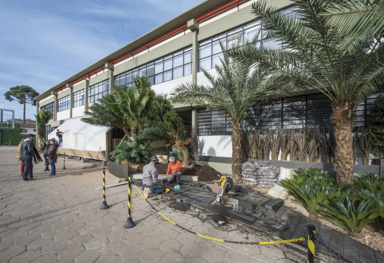 Fachada do prédio foi mantida, mas recebeu novo paisagismo para abrigar Casa Cor Paraná. Fotos: Letícia Akemi/Gazeta do Povo