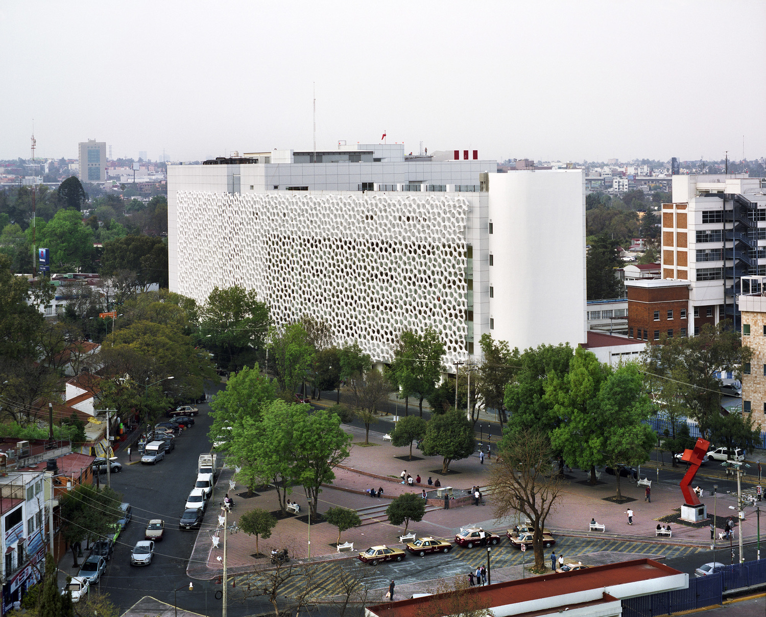 A Torre de Especialidades do Hospital General Dr. Manuel Gea González, na Cidade do México, foi o primeiro grande projeto a receber a fachada Prosolve, em 2013. Atualmente, a fachada está instalada em projetos em outros países, como Austrália, Chile, Índia e países do norte da África. Foto: Divulgação Elegant Embellishments A Torre de Especialidades do Hospital General Dr. Manuel Gea González, na Cidade do México, foi o primeiro grande projeto a receber a fachada Prosolve, em 2013. Atualmente, a fachada está instalada em projetos em outros países, como Austrália, Chile, Índia e países do norte da África. Foto: Divulgação Elegant Embellishments