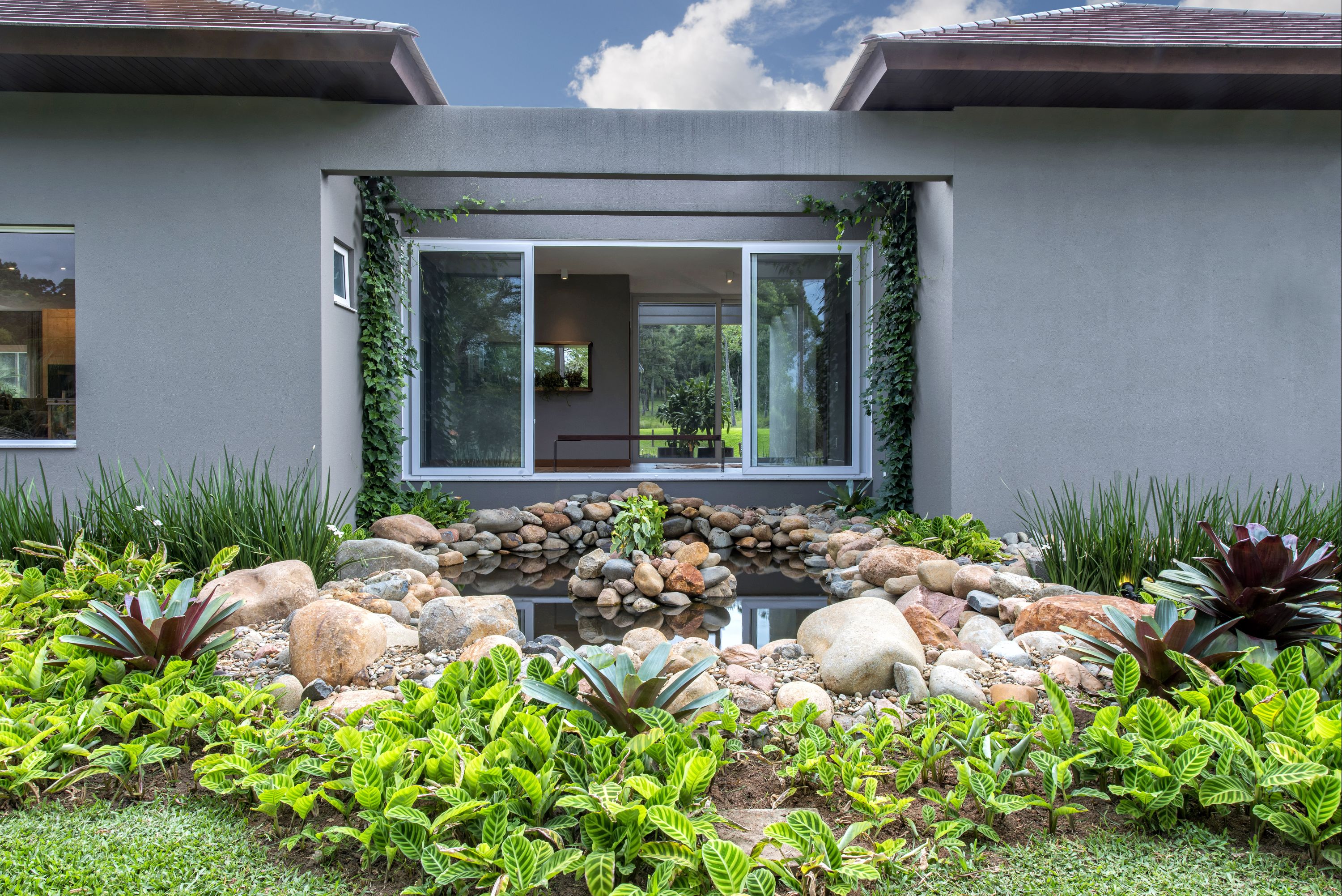 Detalhe do jardim interno, que dá ainda mais charme para a residência.
Foto: Gerson Lima / Divulgação Detalhe do jardim interno, que dá ainda mais charme para a residência.
Foto: Gerson Lima / Divulgação