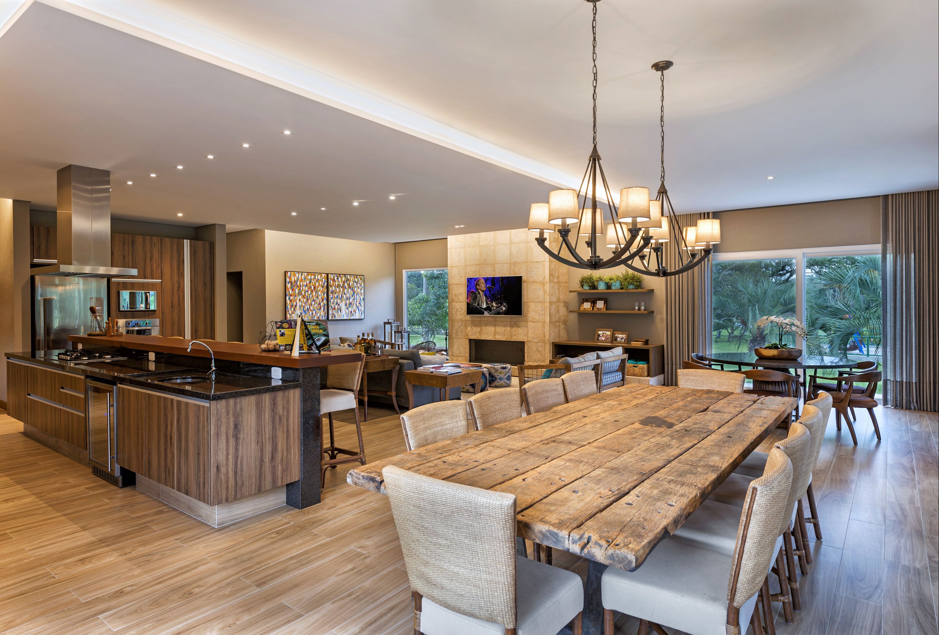 O destaque da área de jantar é a mesa de madeira de demolição que dispensa qualquer item decorativo.
Foto: Gerson Lima / Divulgação O destaque da área de jantar é a mesa de madeira de demolição que dispensa qualquer item decorativo.
Foto: Gerson Lima / Divulgação