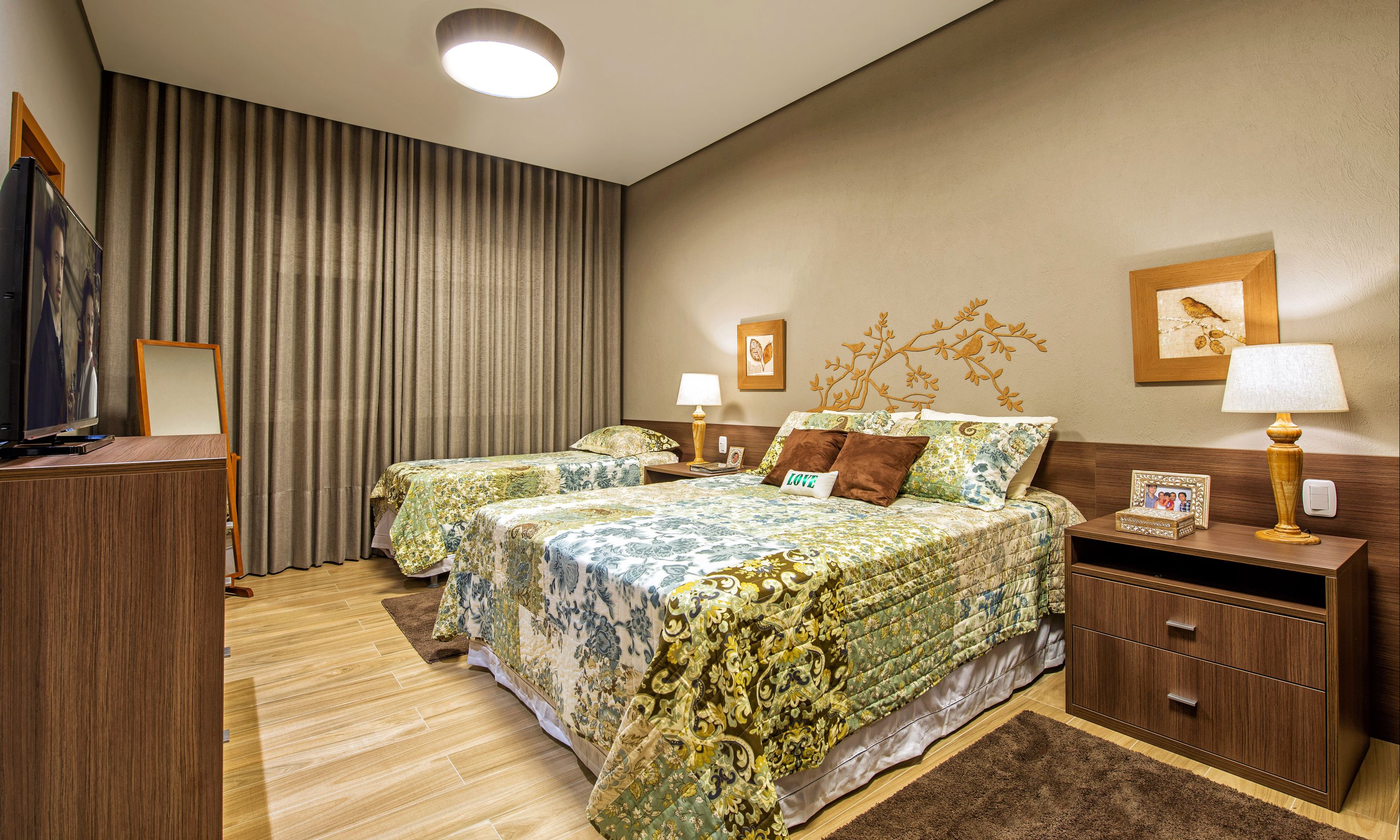 Quarto prático e com poucos elementos é uma forma de garantir comodidade para os dias de folga.
Foto: Gerson Lima / Divulgação Quarto prático e com poucos elementos é uma forma de garantir comodidade para os dias de folga.
Foto: Gerson Lima / Divulgação