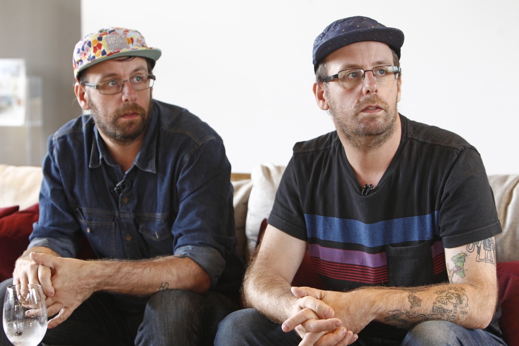 OSGEMEOS durante visita à redação de HAUS em Curitiba. Foto: Antonio More/Gazeta do Povo