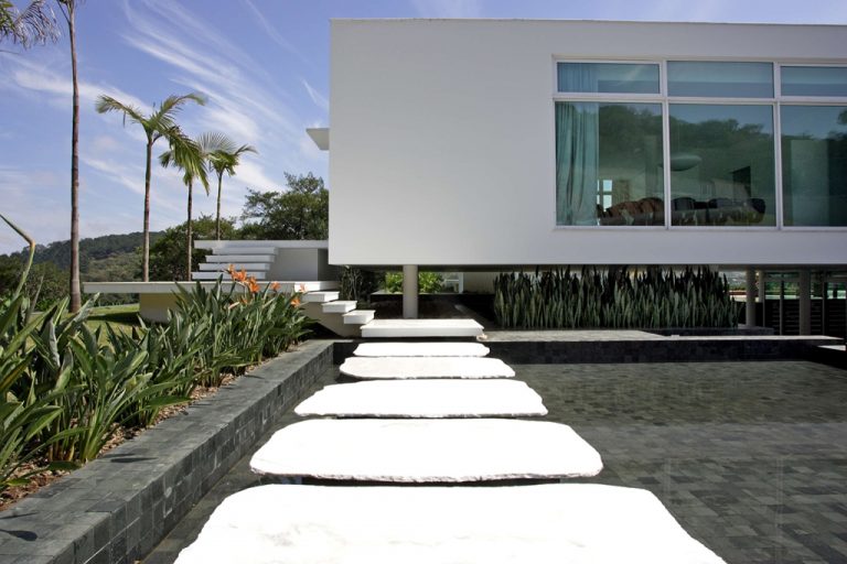 Integrar paisagem e arquitetura por meio da linguagem modernista é o "pulo do gato" da casa projetada por Marcos Bertoldi. Fotos: Ricardo Almeida/Divulgação
