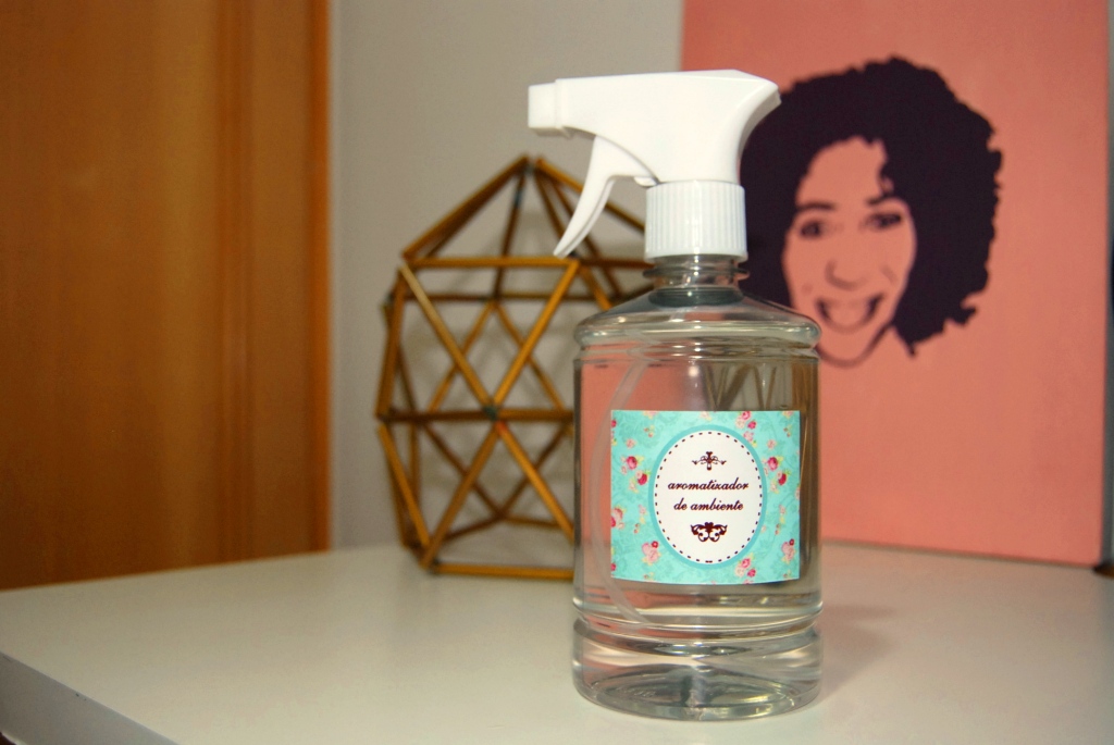 A jornalista Eloá Cruz ensina o passo a passo de como fazer um aromatizador personalizado. Foto: Eloá Cruz/Blog Passa lá em casa/Divulgação