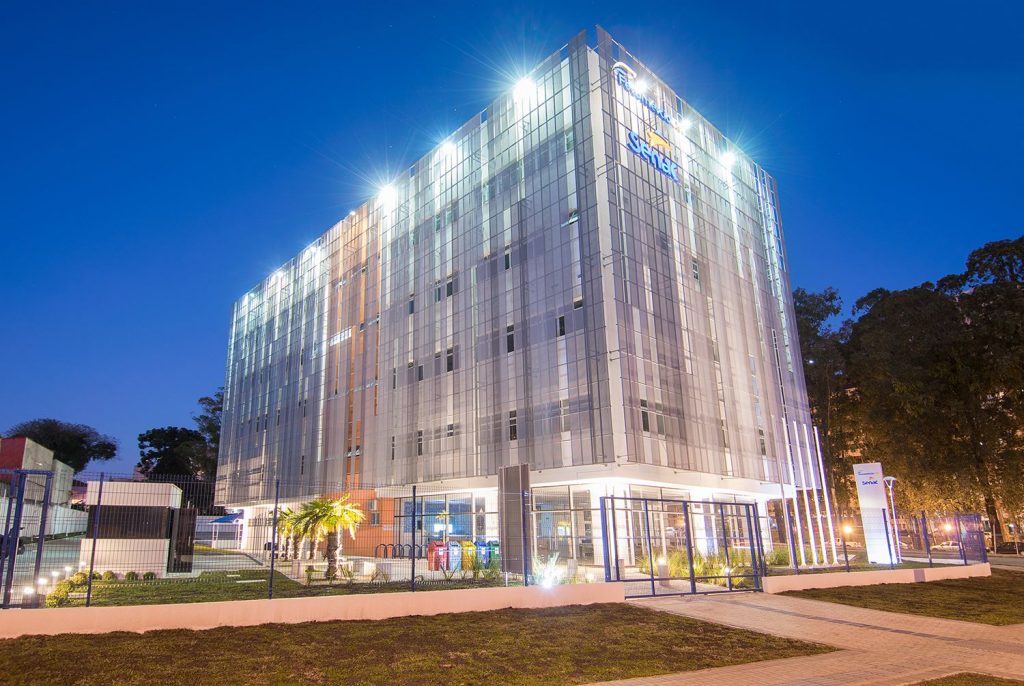 Curitiba terá primeira escola com certificação máxima de eficiência energética do país Unidade de Ensino do Sena Portão está prestes a receber certificação LEED Platinum, a maior entre as construções eficientes e sustentáveis.
Fotos: RAC Engenharia / Divulgação