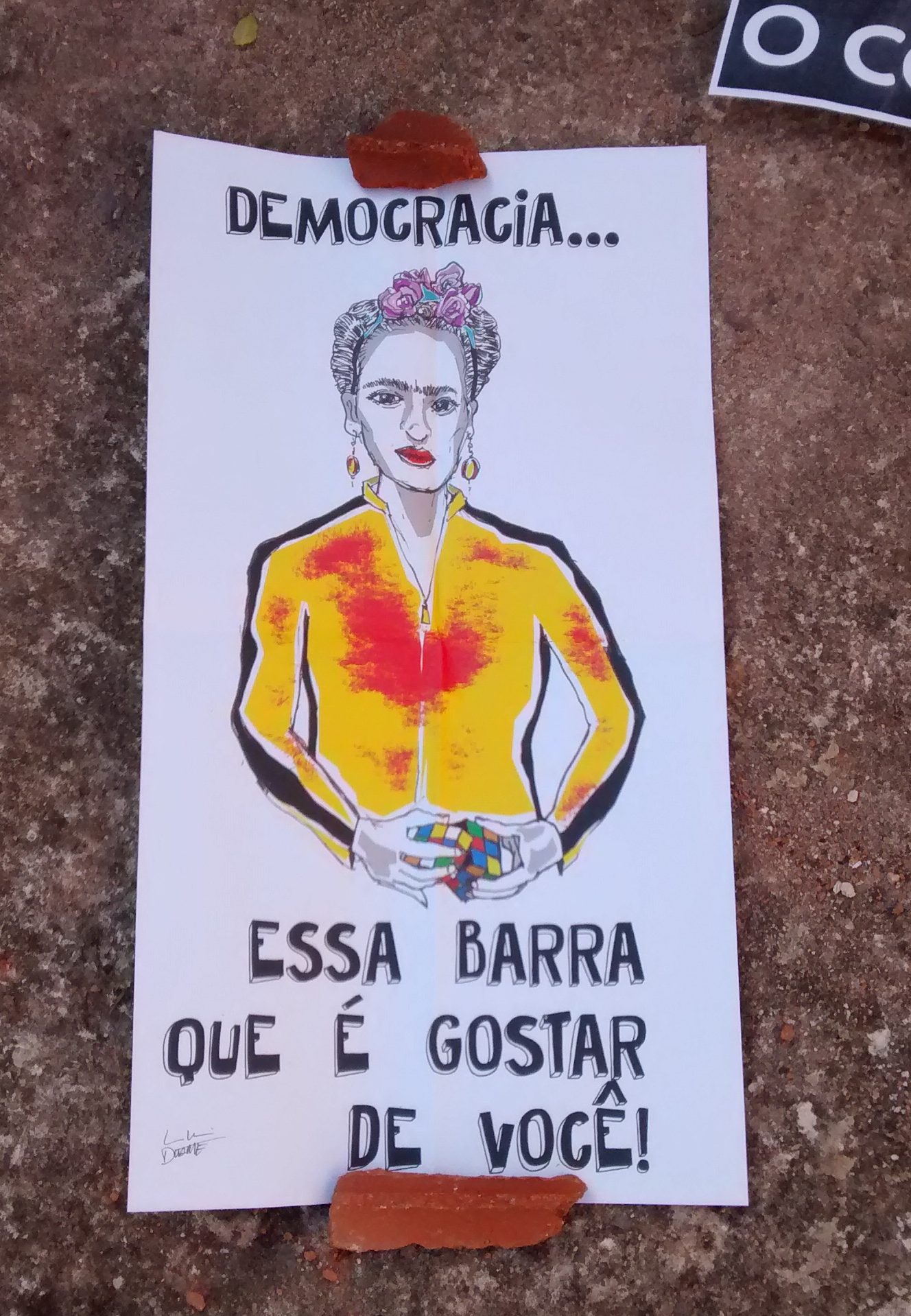 A temática que os artistas usaram para montar seus lambes foi: "democracia"
Foto: Amanda Milléo / Gazeta do Povo) A temática que os artistas usaram para montar seus lambes foi: "democracia"
Foto: Amanda Milléo / Gazeta do Povo)