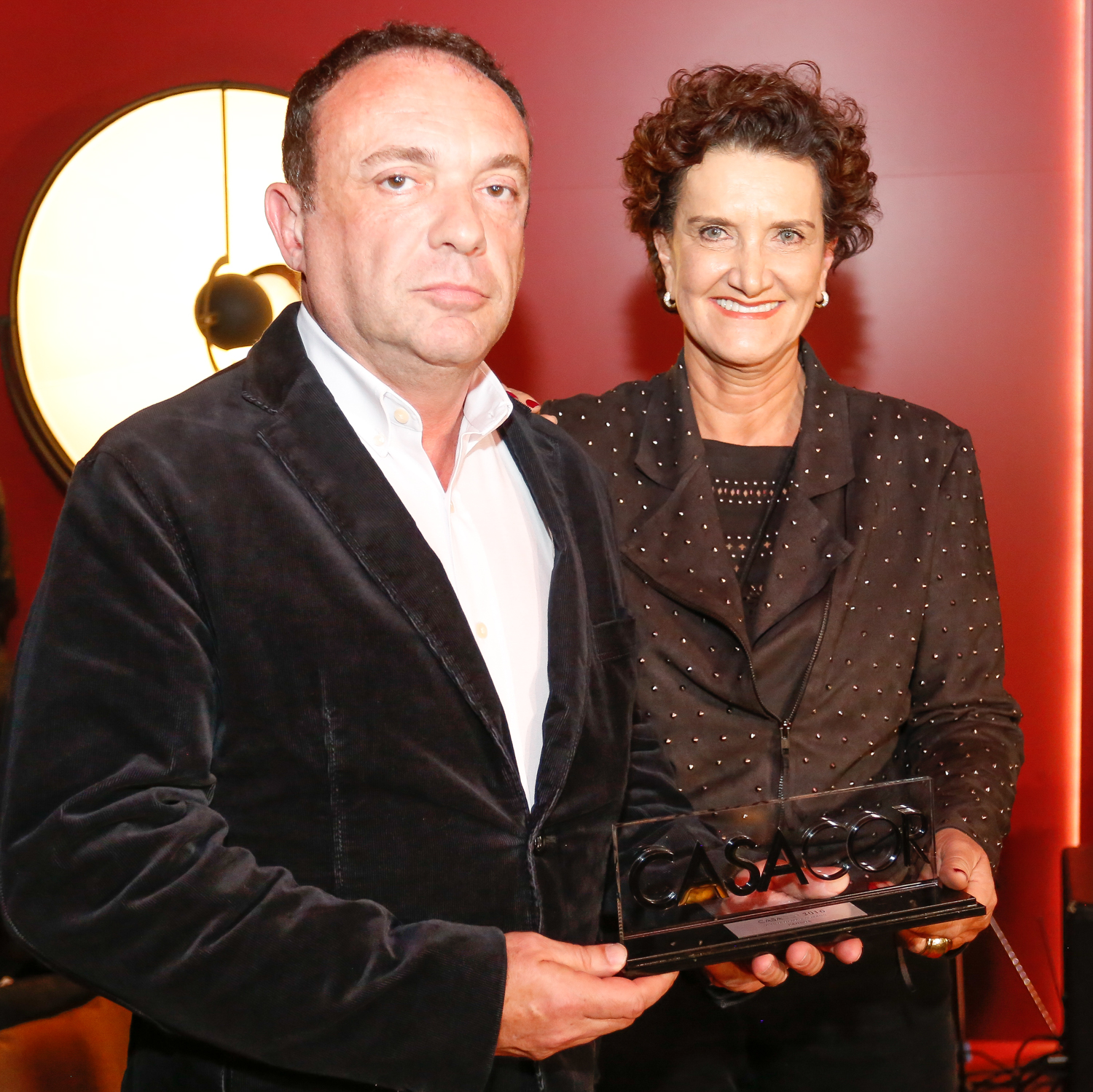 Wolfgang Schlögel recebe o prêmio de Marina Nessi, diretora da Casa Cor Paraná.
Foto: Valterci Santos / Divulgação. Wolfgang Schlögel recebe o prêmio de Marina Nessi, diretora da Casa Cor Paraná.
Foto: Valterci Santos / Divulgação.