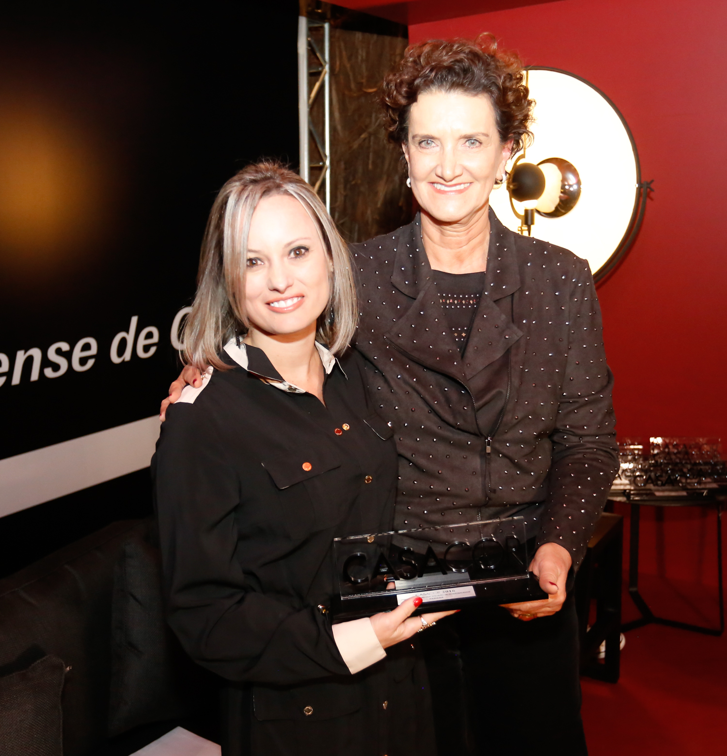Viviane Busch recebendo a premiação de Marina Nessi.
Foto: Valterci Santos / Divulgação Viviane Busch recebendo a premiação de Marina Nessi.
Foto: Valterci Santos / Divulgação
