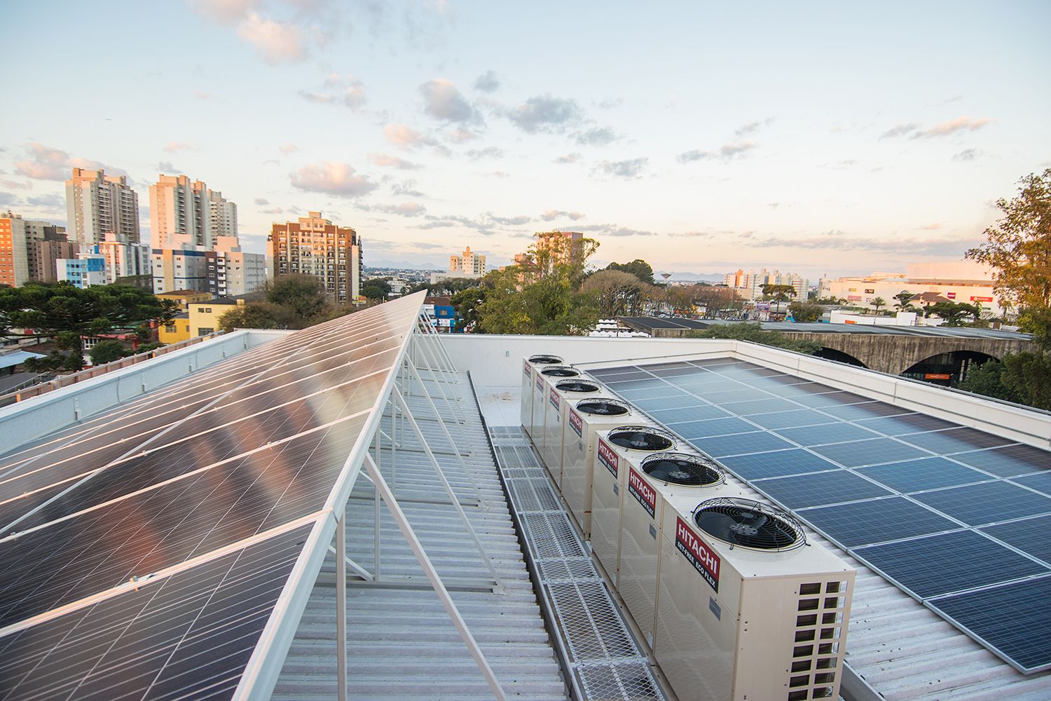 Placas solares instaladas na edificação.
Foto: RAC Engenharia / Divulgação Placas solares instaladas na edificação.
Foto: RAC Engenharia / Divulgação