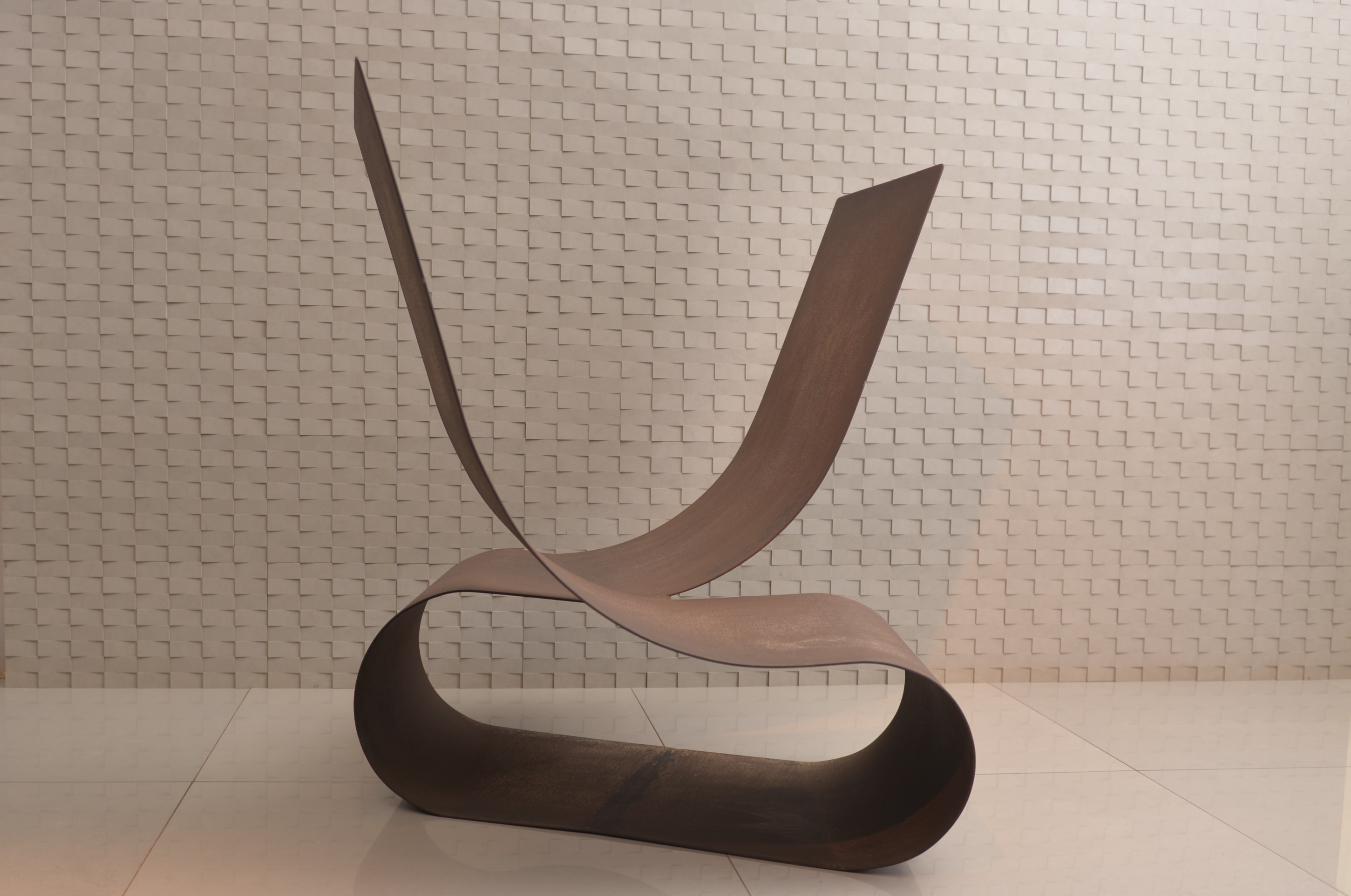 Poltrona escultural Duo é a primeira peça de mobiliário da carreira do arquiteto Jaime Lerner. Fotos: Projeto Viés/Divulgação