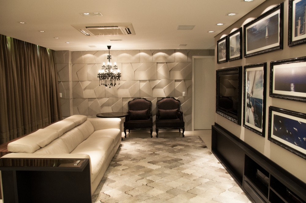 No projeto luminotécnico de Eliana Zielonka, pendente clássico e iluminação direcionada para obras de arte e parede em 3D. Foto: Tatiana Nasser/Divulgação Klee Iluminação