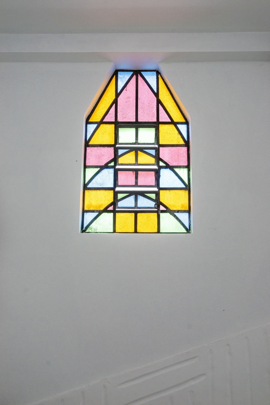 Os vitrais formam desenhos que lembram castelos. Os vitrais formam desenhos que lembram castelos.