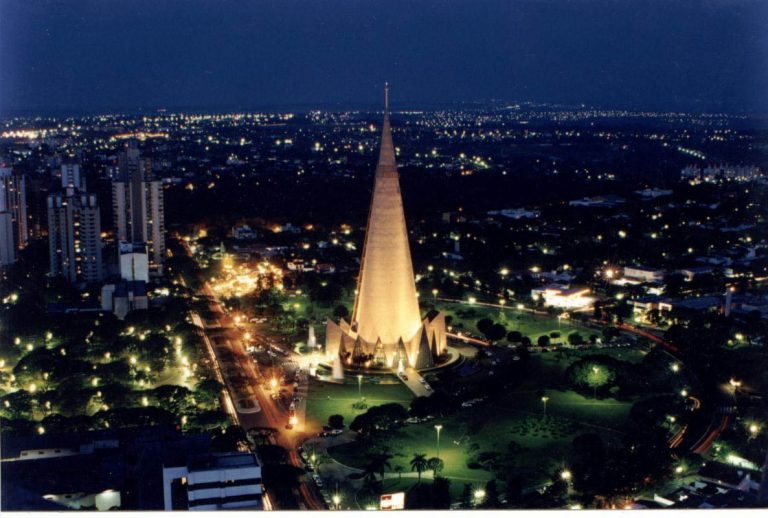 A catedral de Maringá, projeto de 1972 idealizado pelo arquiteto paulista José Augusto Bellucci, é destaque na paisagem da cidade.
FOTO: James Negrini / Arquivo Gazeta do Povo