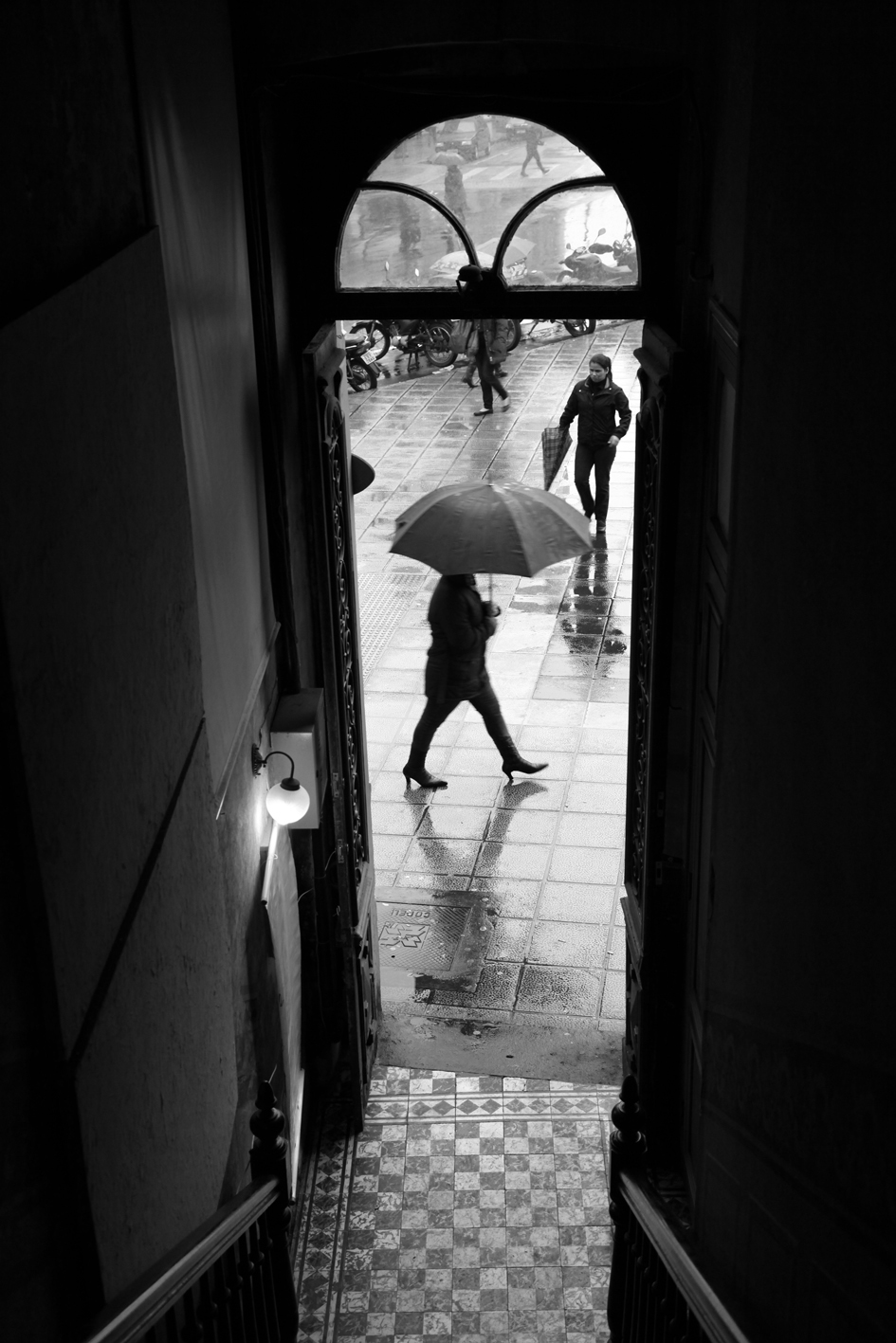 Um dia de chuva em Curitiba visto de um dos casarões históricos da Praça Generoso Marques. Um dia de chuva em Curitiba visto de um dos casarões históricos da Praça Generoso Marques.