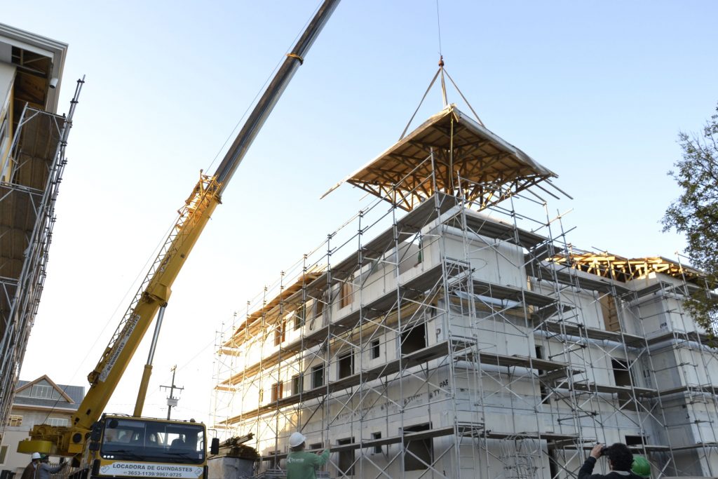 Primeiro prédio em madeira do Brasil é construído na região de Curitiba Finalização da montagem do prédio em wood frame da Tecverde em Araucária.
Foto: Franklin Chao / Divulgação