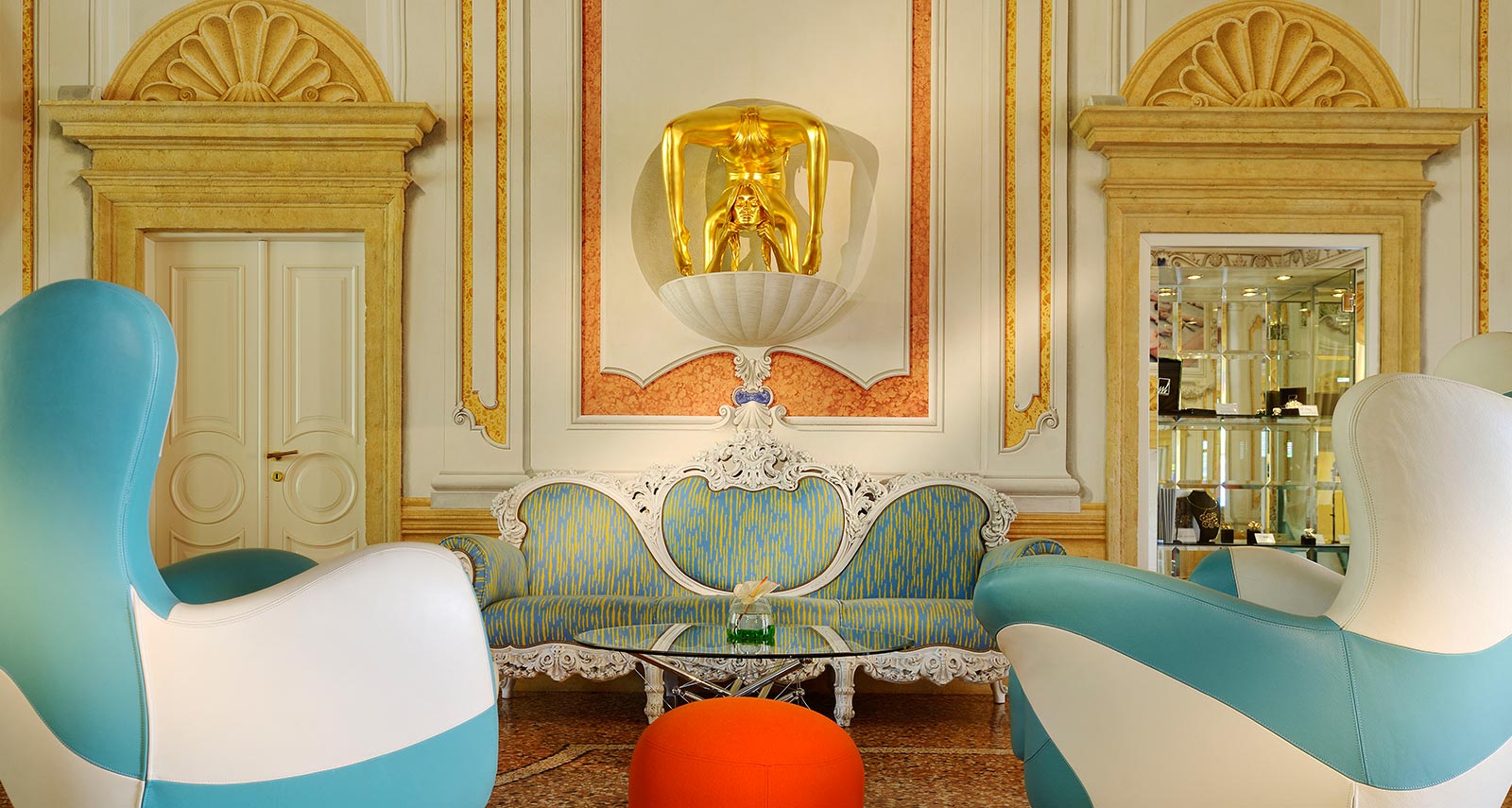 Decoração kitsch em mansão clássica é destaque na Itália Decoração kitsch em mansão clássica é destaque na Itália