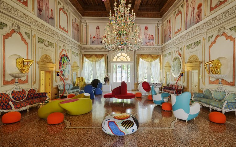 Linguagem neoclássica se contrapõe à decoração contemporânea, multicolorida e kitsch, fazendo da hospedagem no hotel uma experiência única. Fotos: Byblos Art/Divulgação