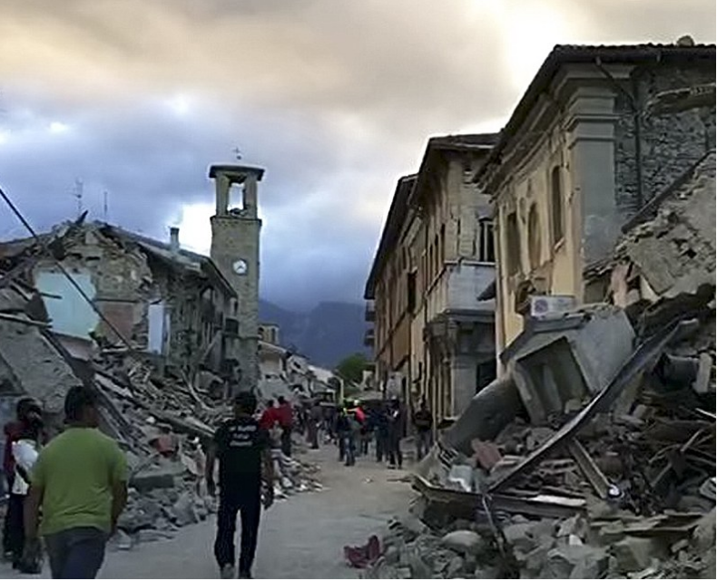 Cidade de Amatrice depois do terremoto desta quarta-feira (24). Foto: Reprodução Twitter. Cidade de Amatrice depois do terremoto desta quarta-feira (24). Foto: Reprodução Twitter.