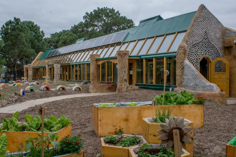 Escola sustentável com mais de 200 m² levantada no Uruguai pelo arquiteto norte-americano. Fotos: Earthship Biotecture/Tagma/Divulgação