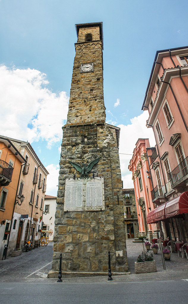 Torre cívica, patrimônio histórico da cidade de Amatrice, na Itália, foi o único monumento que se manteve intacto pós terremoto.
Foto: Reprodução / Prefeitura de Amatrice Torre cívica, patrimônio histórico da cidade de Amatrice, na Itália, foi o único monumento que se manteve intacto pós terremoto.
Foto: Reprodução / Prefeitura de Amatrice