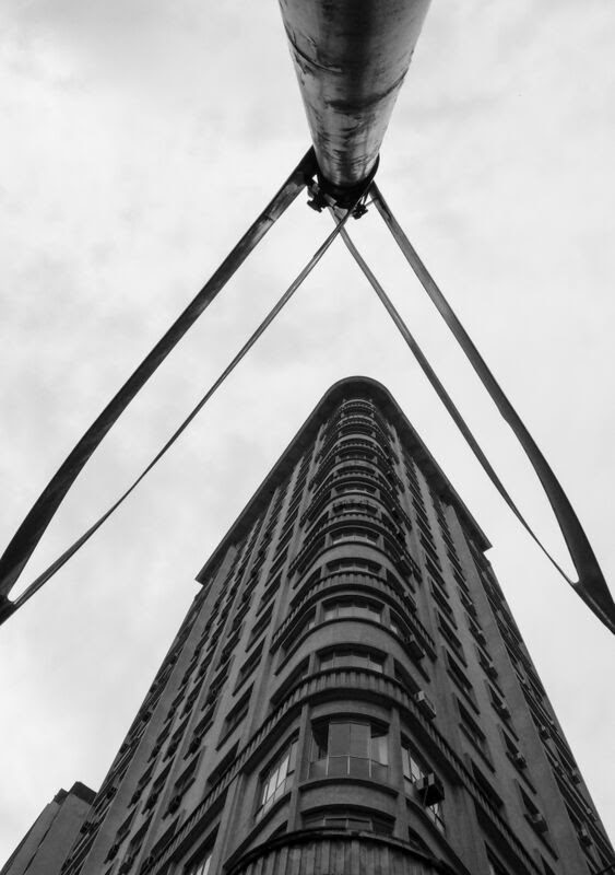 Edifício Garcez, primeiro arranha-céu de Curitiba, na esq. da Luiz Xavier com a voluntários da Pátria. Foto: Antônio Costa/ Arquivo Gazeta do Povo Edifício Garcez, primeiro arranha-céu de Curitiba, na esq. da Luiz Xavier com a voluntários da Pátria. Foto: Antônio Costa/ Arquivo Gazeta do Povo