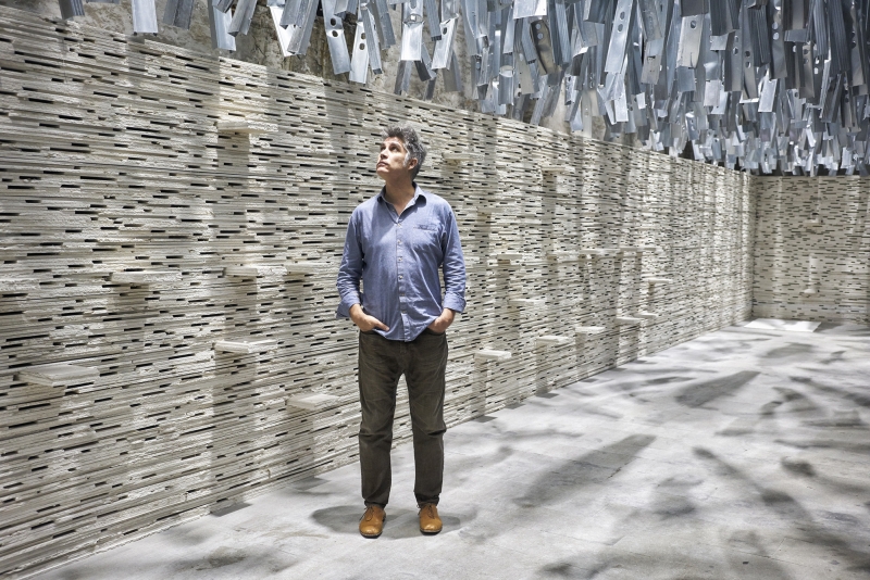 O arquiteto chileno Alejandro Aravena, curador da Bienal de Arquitetura de Veneza 2016. Foto: James Mollison/Divulgação O arquiteto chileno Alejandro Aravena, curador da Bienal de Arquitetura de Veneza 2016. Foto: James Mollison/Divulgação