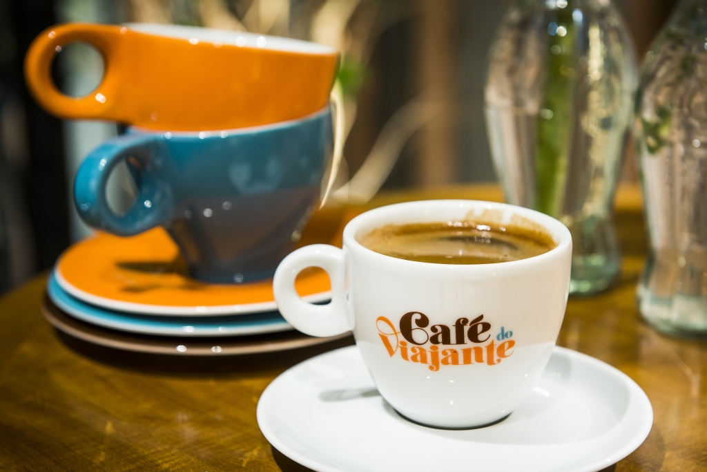 Café do Viajante mistura brutalismo e estética clássica Café do Viajante mistura brutalismo e estética clássica