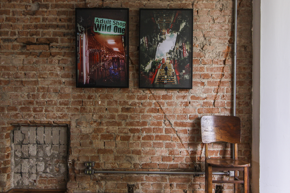 Fotografias autorais da Compota Edições Limitadas, que almeja tornar a arte mais acessível. A marca também cria luminárias, imãs e bandejas que servem como suportes inusitados para as fotografias. Foto: Divulgação