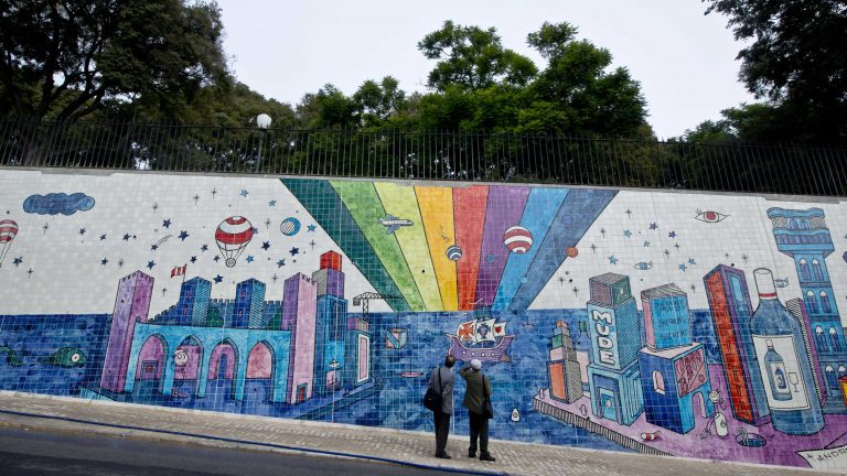O painel de André Saraiva foi montado com milhares de azulejos pintados à mão (MUDE/Luísa Ferreira)