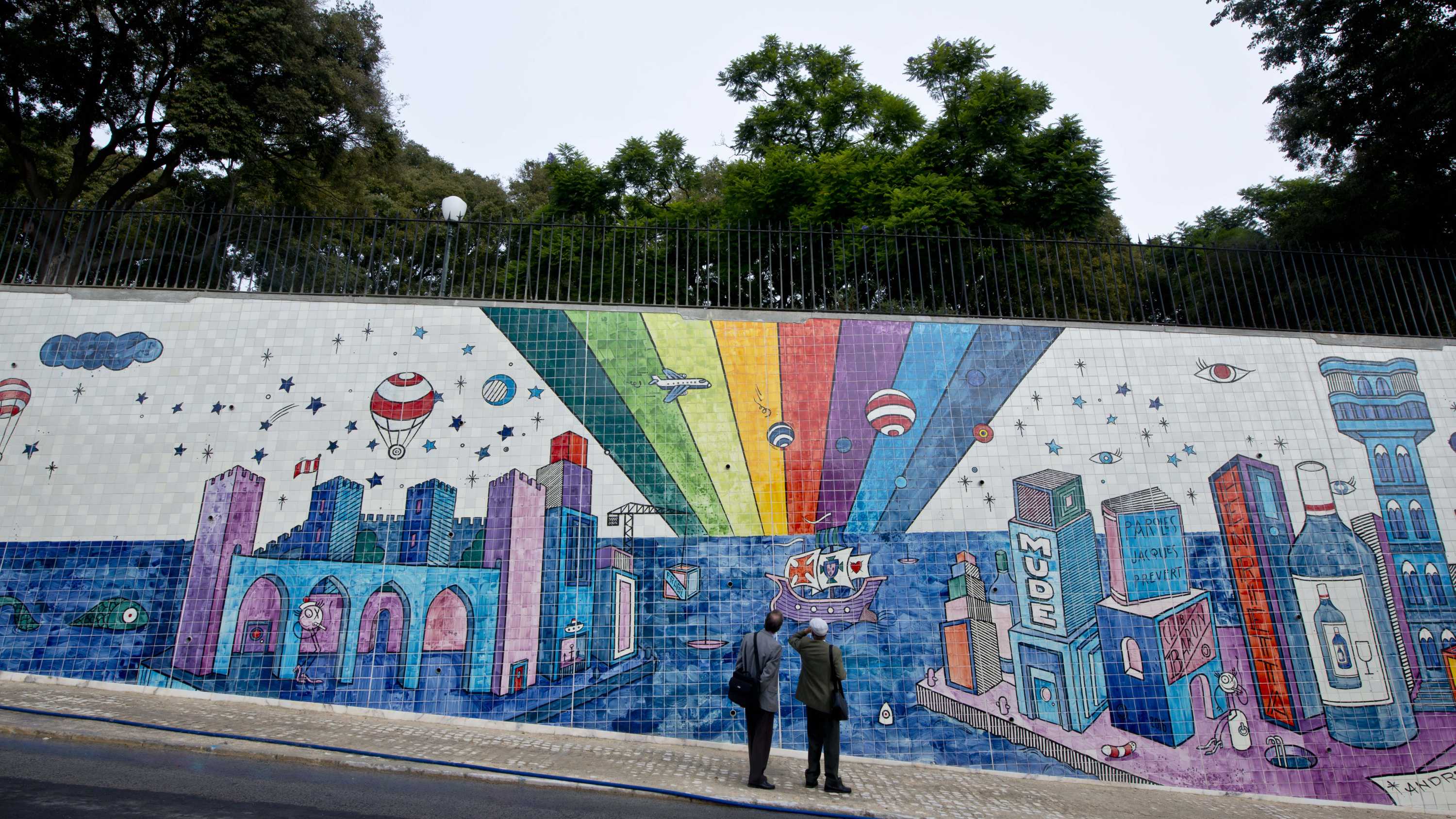 O painel de André Saraiva foi montado com milhares de azulejos pintados à mão (MUDE/Luísa Ferreira)