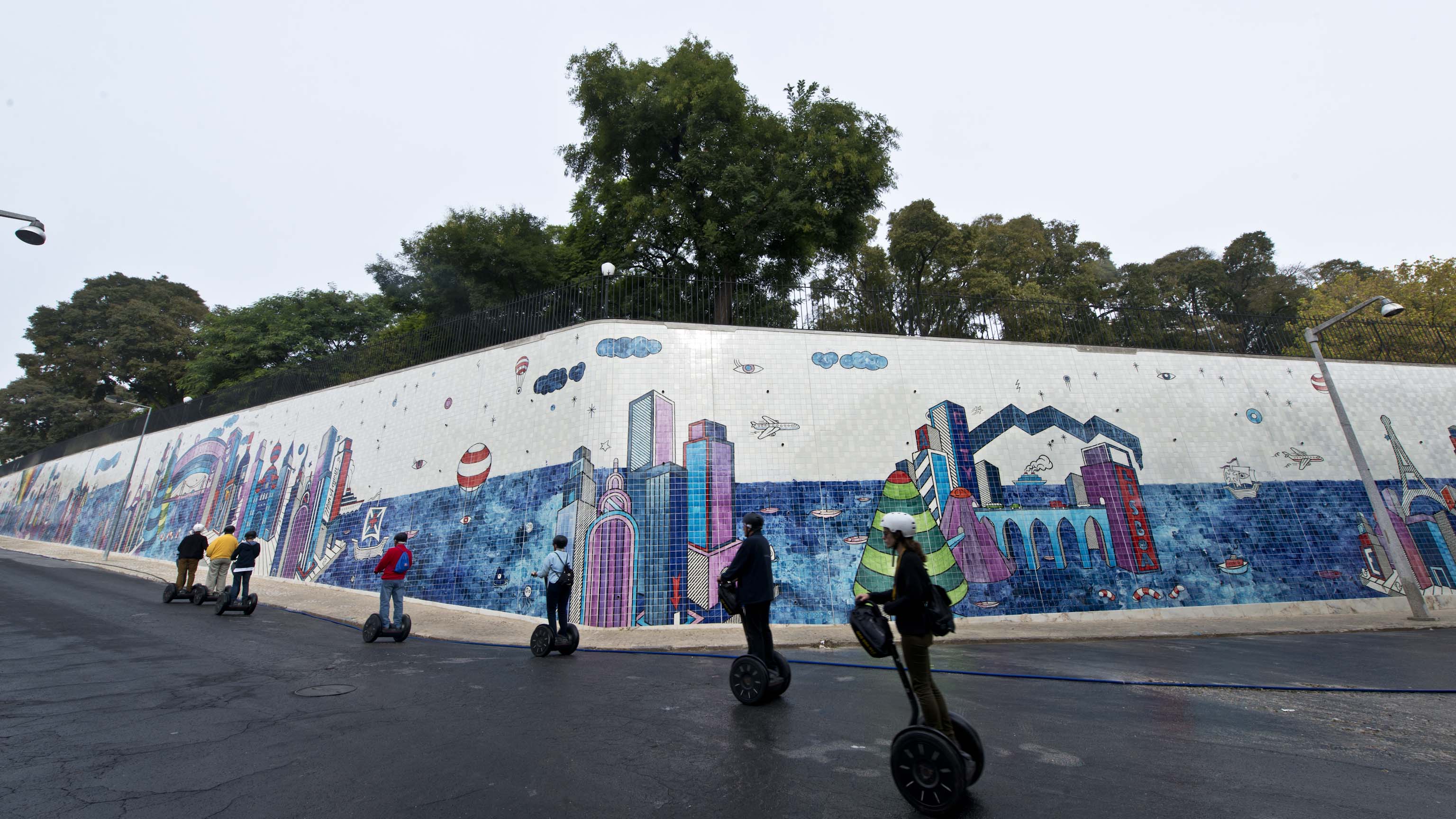 Todo o entorno do Jardim Botto Machado foi revestido com o mural de azulejos (MUDE/Luísa Ferreira) Todo o entorno do Jardim Botto Machado foi revestido com o mural de azulejos (MUDE/Luísa Ferreira)