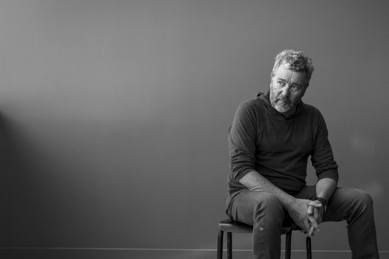 "Não quero ser arquiteto. Não quero ser designer. Porque não me interessa. É o trabalho que me escolheu. Todo mundo quando nasce tem um dever com a sociedade. A primeira regra é que todo mundo precisa de legitimidade. Tem de encontrar sua própria legitimidade. E, para mim, não é inteligente, mas o jeito mais fácil de me legitimar é servir." Foto: James Bort/Divulgação "Não quero ser arquiteto. Não quero ser designer. Porque não me interessa. É o trabalho que me escolheu. Todo mundo quando nasce tem um dever com a sociedade. A primeira regra é que todo mundo precisa de legitimidade. Tem de encontrar sua própria legitimidade. E, para mim, não é inteligente, mas o jeito mais fácil de me legitimar é servir." Foto: James Bort/Divulgação