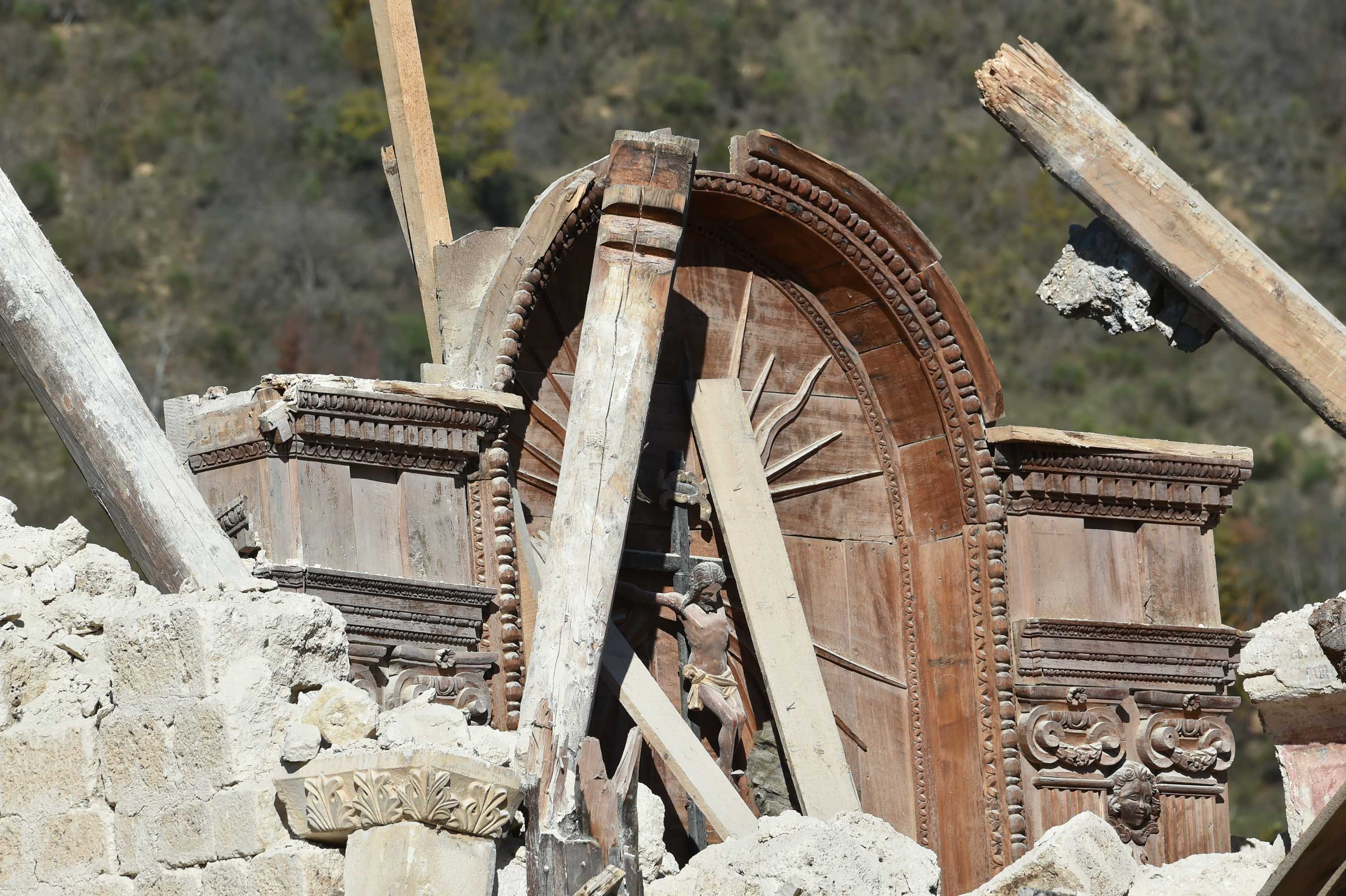 Destroços e o pouco da estrutura que restou da Igreja de San Salvatore, próximo de Norcia (Alberto Pizzoli/AFP) Destroços e o pouco da estrutura que restou da Igreja de San Salvatore, próximo de Norcia (Alberto Pizzoli/AFP)