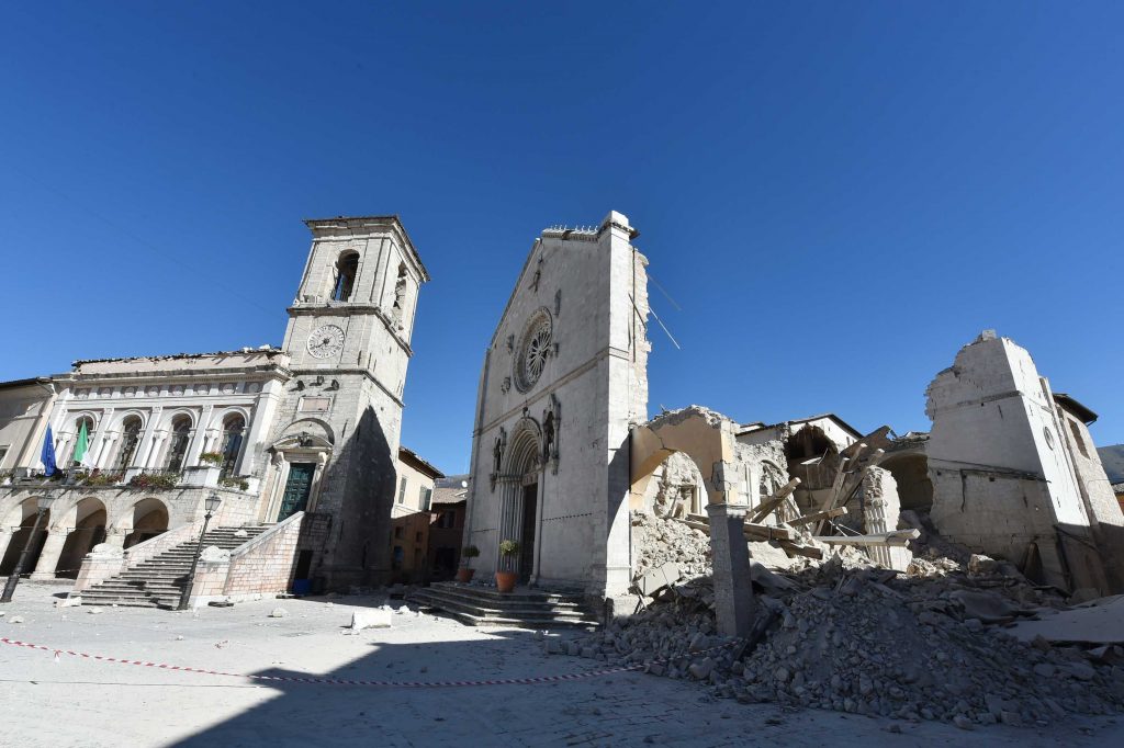O terremoto de 6.6 graus destruiu alguns edifícios do centro histórico de Norcia, como a Basílica de San Benedetto (Alberto Pizzoli/AFP)