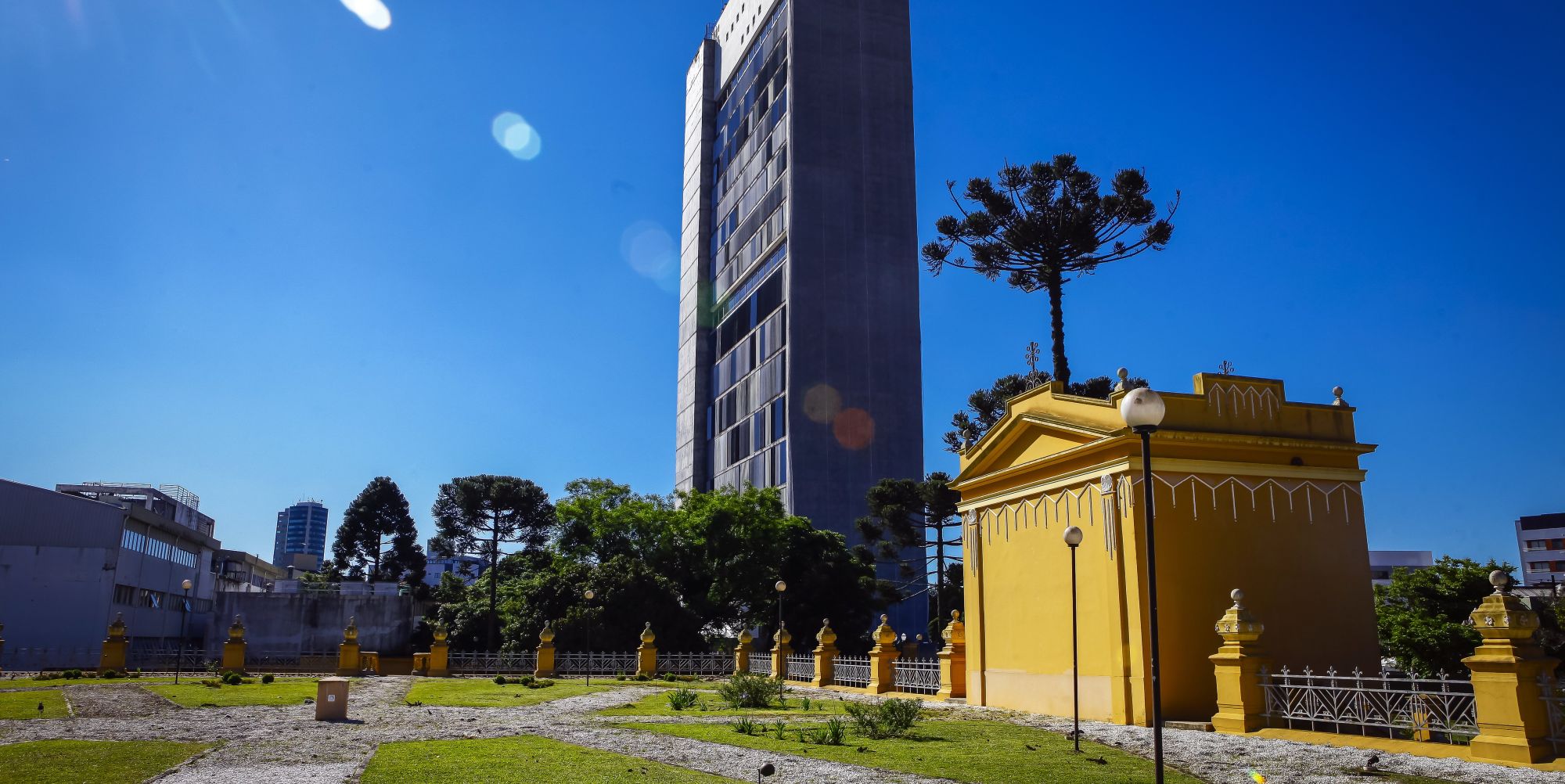Reservatório foi construído no ponto mais alto da cidade nos anos 1900. Hoje a construção do Alto São Francisco continua em atividade. 
Fotos: André Rodrigues/Gazeta do Povo