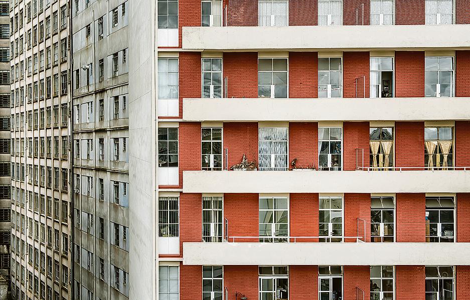 Edifício Tijucas recebe o Tijucão Cultural neste sábado (19), com dezenas de artístas expondo obras, peças de design e apresentando performances.
Fotos: Letícia Akemi/Gazeta do Povo.