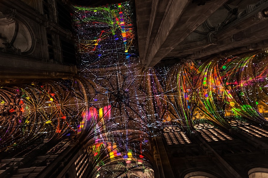 Constelações projetadas pelo artista digital Miguel Chevalier no teto da igreja Saint-Eustache.  
Fotos: Divulgação