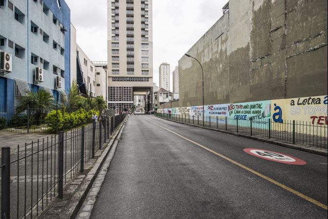 Travessa da Lapa: quase sem pedestres, área é erma. Região central pede investimentos para ser mais acolhedora.
Foto: Letícia Akemi/Gazeta do Povo Travessa da Lapa: quase sem pedestres, área é erma. Região central pede investimentos para ser mais acolhedora.
Foto: Letícia Akemi/Gazeta do Povo